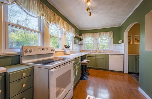 Fayetteville House | 5 min to NRG Park + hot tub + fire pit + game room