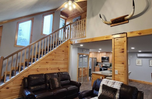 Tunkhannock Township Ski Chalet | 5 min to the lake, Private Hot Tub, Fire Pit, Game Room, Fireplace PetFriendly n
