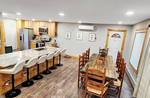 Tunkhannock Township Ski Chalet | 5 min to the lake, Private Hot Tub, Fire Pit, Game Room, Fireplace PetFriendly n