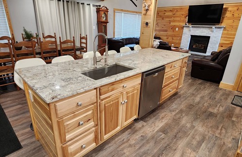 Tunkhannock Township Ski Chalet | 5 min to the lake, Private Hot Tub, Fire Pit, Game Room, Fireplace PetFriendly n