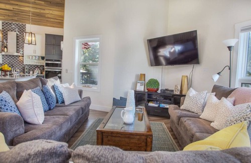 Breckenridge Heights House | 5 Min to Town, Hot Tub, Great 4 Groups, Games, Updated Kitchen