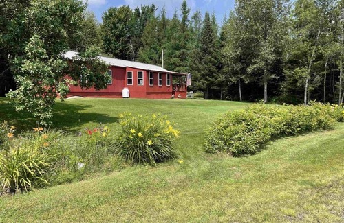 Norton House | 5 Min.Walk to Averill Lake and VAST Access snowmobile trails!Pet friendly!