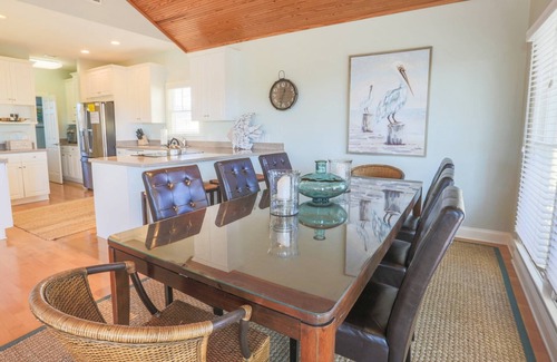 Pelican Bay House | 5 Min Walk to Beach & Community Pool; Views of Lagoon & Ocean from Rooftop Deck; Great for Families!