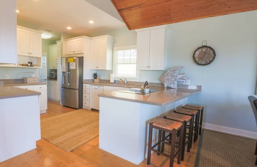 Pelican Bay House | 5 Min Walk to Beach & Community Pool; Views of Lagoon & Ocean from Rooftop Deck; Great for Families!