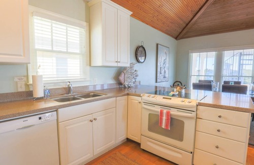 Pelican Bay House | 5 Min Walk to Beach & Community Pool; Views of Lagoon & Ocean from Rooftop Deck; Great for Families!