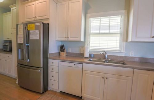 Pelican Bay House | 5 Min Walk to Beach & Community Pool; Views of Lagoon & Ocean from Rooftop Deck; Great for Families!