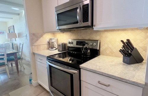 Nazareth Condo | 5 min walk to beach & dining - Pool & Hot Tub