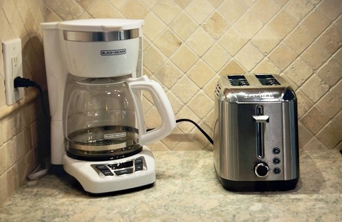 Nazareth Condo | 5 min walk to beach & dining - Pool & Hot Tub