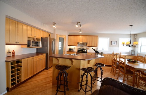 Southeast Calgary House | 5 min walk to community lake, 1 hour from the mountains, close to Spruce Meadows