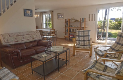 Bangor House | 5-Min Walk to Donnant Beach, Modern House with Garden, No Pets, No Smoking