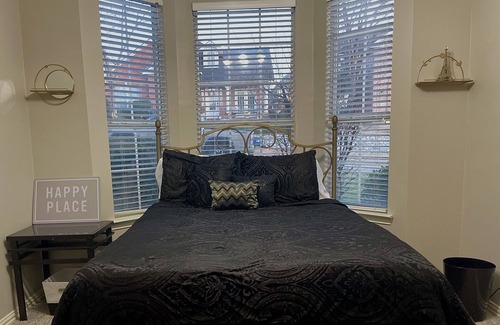 Rockwall House | 5 min walk to Lake, boating, food & local conveniences