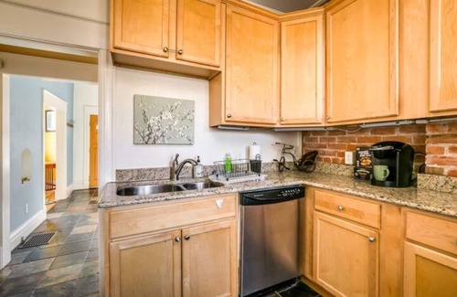 Central Boulder Condo | 5 min Walk to Pearl St - WiFi/Parking/King Bed/W&D