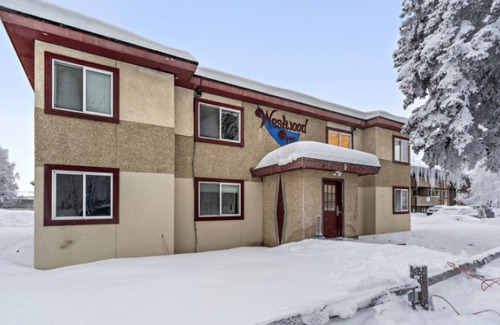 Spenard Apartment | 5 Min walk to restaurants/cafes, 8 min drive to airport, 10 min walk to trails.