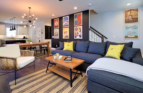 Melrose House | 5 Mins From Broadway! ★ Luxe Renovated Townhome ★ Free Parking ★