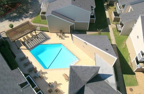 Humble Apartment | 5 Mins From IAH Remodeled/ FamilyApt/ Free Parking & Wifi