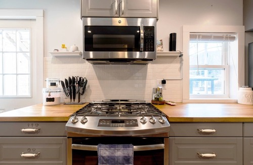 Pine Hill Cottage | 5 mins to Belleayre Ski! Relax in Hot tub and turn on massage jets! Pets free!