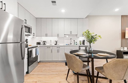 Northern Liberties Apartment | 5 mins to Convention Center|Sleeps 4|Rooftop|W/D!