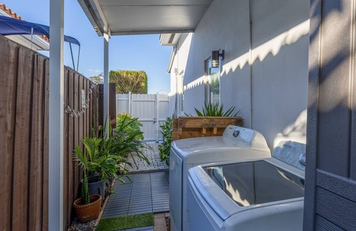 Coral Terrace Apartment | 5 mins to Coral Gables/Parking/Fast Wi-Fi/Laundry