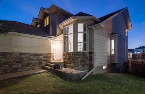 Northwest Calgary House | 5 mins to ski resort and 10 mins to downtown cozy walk out basement 3 levels HM