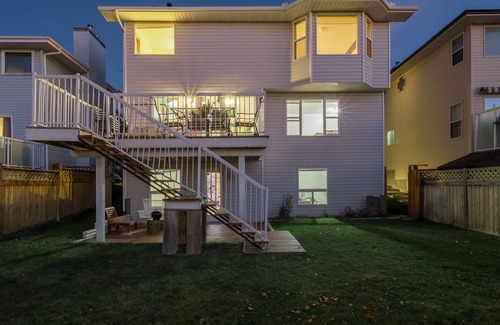 Northwest Calgary House | 5 mins to ski resort and 10 mins to downtown cozy walk out basement 3 levels HM