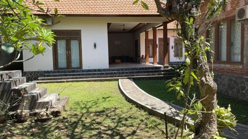 Bondalem House | 5 mins to the Beach with Tropical Garden