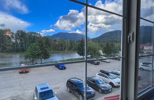 East Kootenay Condo | 5 Mins to the Resort & Fernie. On the Elk River