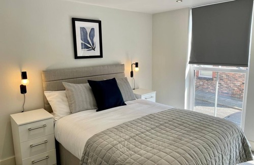 Liverpool Apartment | 5 Mins to Woolton Village | Skylights + Desk | Parking