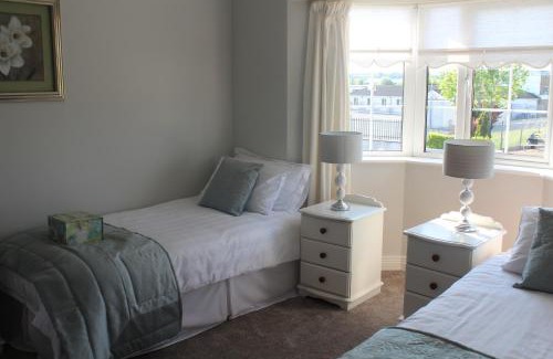 Cortober House | 5 mins walk to Carrick - Sleeps 12 - Off road parking - Modern house