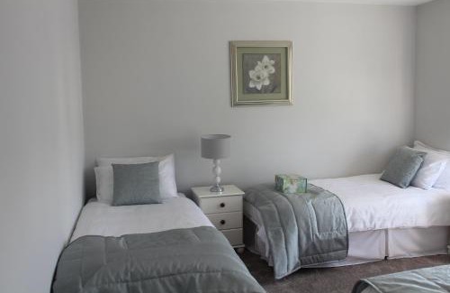 Cortober House | 5 mins walk to Carrick - Sleeps 12 - Off road parking - Modern house