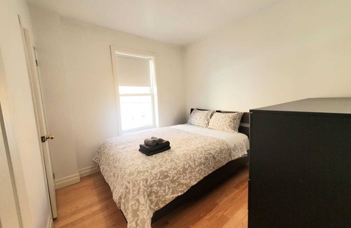 Little Italy House | 5 mins walk to trinity bellwood park! 3 bedrooms Downtown Toronto