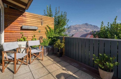Queenstown City Centre Apartment | 5 minute walk into town, carpark and views of lake and mountains