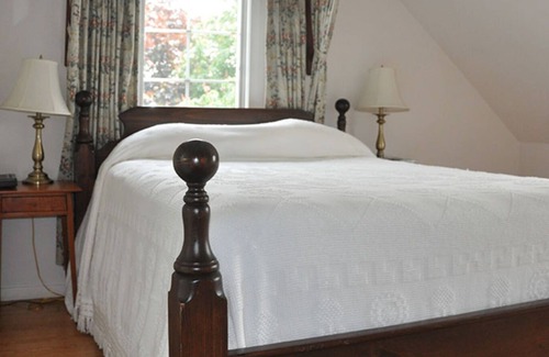 Brant Point House | 5 minute walk to beach and town in Brandt Point!