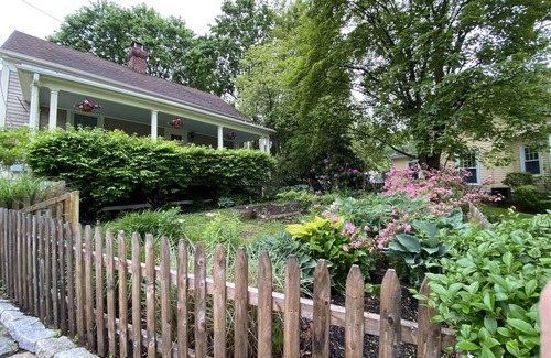 Mystic House | 5 Minute Walk to Downtown Mystic