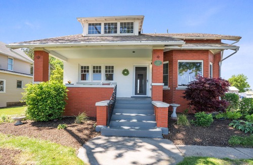 Port Clinton House | 5 minute walk to everything PC has to offer! Large families welcome! 4bd, 4 bath