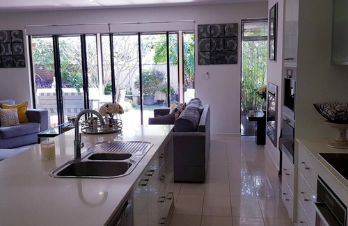 West Beach House | 5 minute walk to the beach. 2 minute walk to River Torrens walking/bike paths.