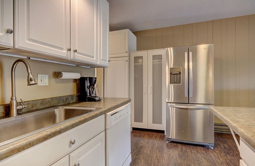 Mountain House Condo | 5 Minute Walk to the Lifts/Pool and Hot Tub Access/Private Patio