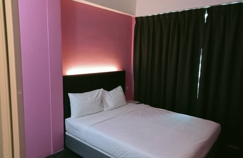 Taman Megah Emas Hotel | 5 minuted to the nearest PARADIGM MALL!