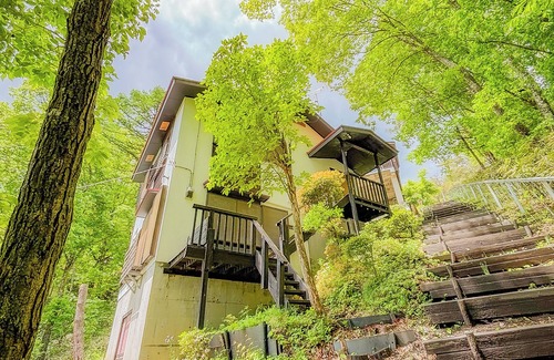 Kusatsu Onsen House | 5 minutes by car from Yubatake! Luxurious stay in Kusatsu with a spectacular bath and sauna with free-flowing hot-spring water from the Kusatsu Onsen hot spring and unlimited movies!