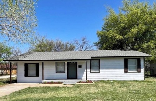 Mineral Wells House | 5 Minutes from Downtown! Cheerful Four Bedroom Home