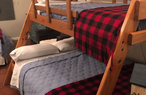 Dale House | 5 minutes from HOLIDAY WORLD-DOWNSTAIRS APARTMENT - -HOLIDAY GUEST HOUSE