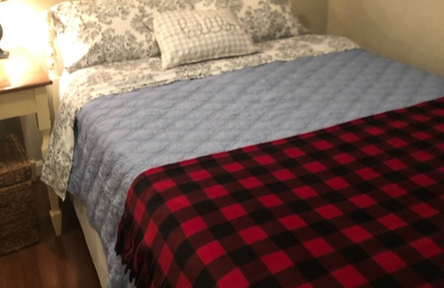 Dale House | 5 minutes from HOLIDAY WORLD-DOWNSTAIRS APARTMENT - -HOLIDAY GUEST HOUSE