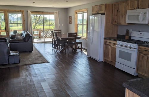 Columbia House | 5 minutes from Rathbun Lake! Pet friendly