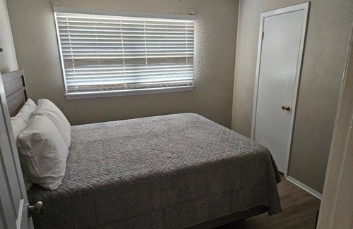 Lubbock House | 5 minutes from Tech/UMC/book a quaint 3 bedroom home w/wifi and laundry