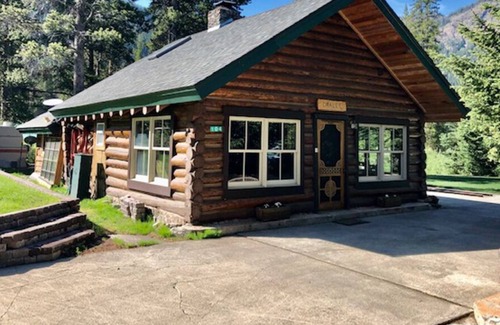 Silver Gate Cabin | 5 minutes from Yellowstone, on Soda Butte Creek, Fishing 40' away