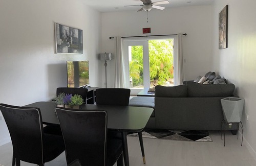 George Town Apartment | 5 minutes to Pedro Castle and Spotts Beach. Family and Pet Friendly.