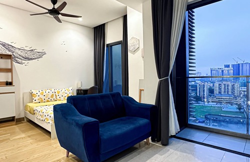 Pudu Apartment | 5 minutes to Bukit Bintang! Couple studio Apartment/Infinity pool/Metro station.