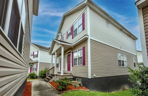 New Bern House | 5 minutes to Cherry point! Family-sized townhouse with fireplace & balcony