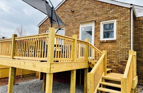 Birmingham House | 5 minutes to downtown. Family home with Wi-Fi, deck, and large backyard.