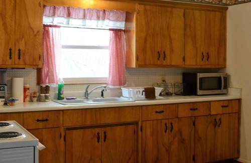 Leon House | 5 minutes to Little River Lake! Three-Bedroom Cottage -Accommodates 7 guests