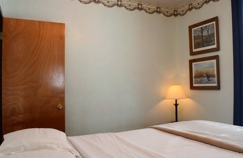 Leon House | 5 minutes to Little River Lake! Three-Bedroom Cottage -Accommodates 7 guests